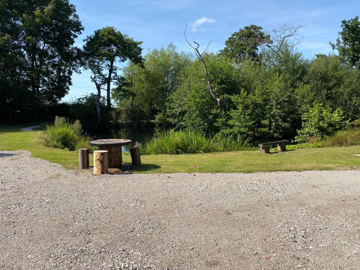Kingfisher Cabin - Wild Escapes Wrenbury Off Grid Glamping - Ages 12 And Over Baddiley Exterior foto