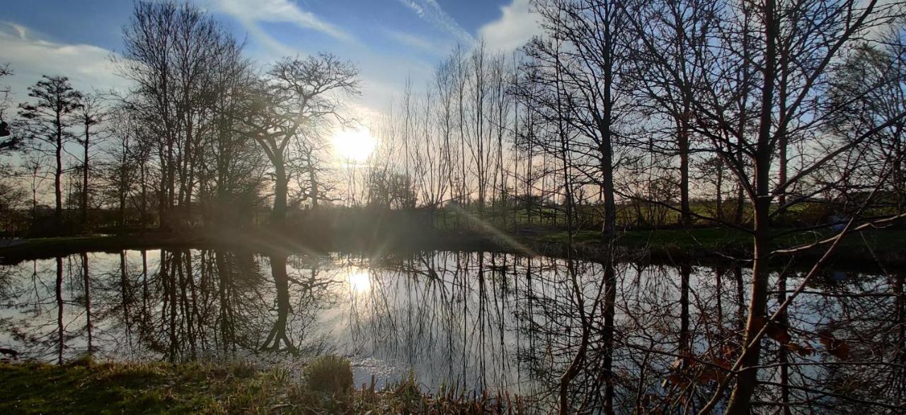 Kingfisher Cabin - Wild Escapes Wrenbury Off Grid Glamping - Ages 12 And Over Baddiley Exterior foto
